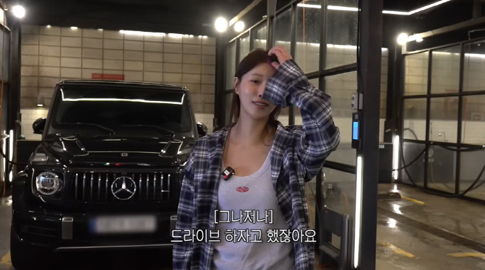 Lee Mi-joo buys 200 million Mercedes-Benz and G-Wagens. He drinks a lot. He doesn't drive