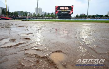  Water puddle caused by sudden downpour in Gwangju KIA Hanwha Rain Cancellation