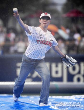  Woods threw the first pitch despite the cancellation of rain