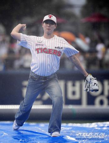  Woods threw the first pitch despite the cancellation of rain