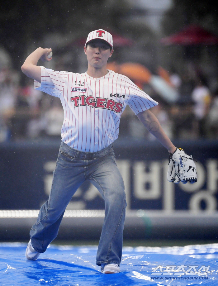 Woods threw the first pitch despite the cancellation of rain