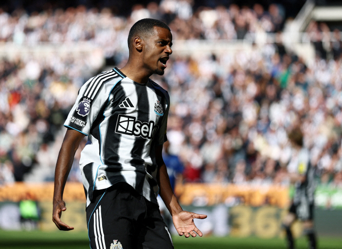 Shock Man Utd crazy bid for Liverpool target Newcastle £150m striker