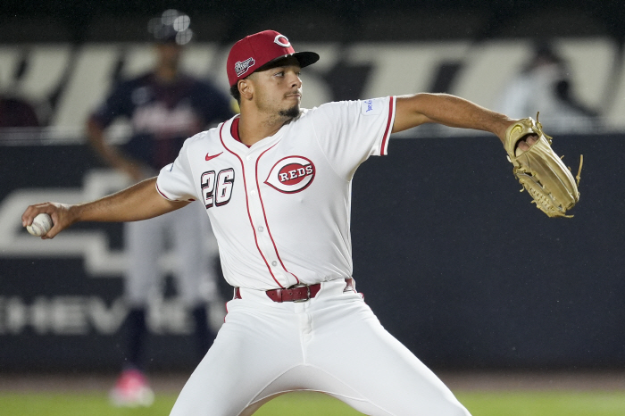 161.9km fastball good pitching swept by water bomb, delayed one day for the first time in ML history