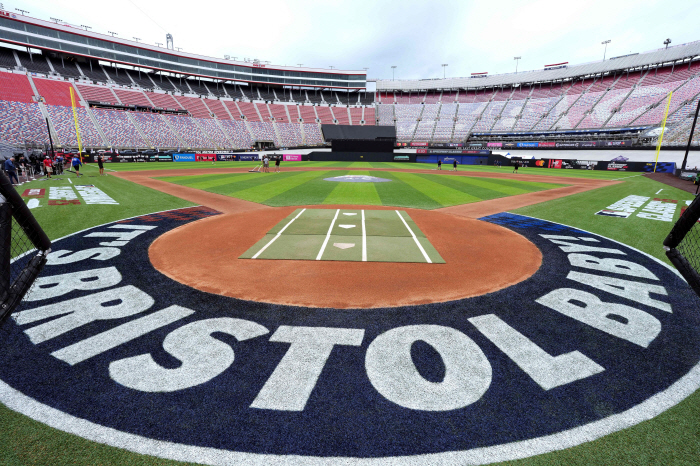 161.9km fastball good pitching swept by water bomb, delayed one day for the first time in ML history