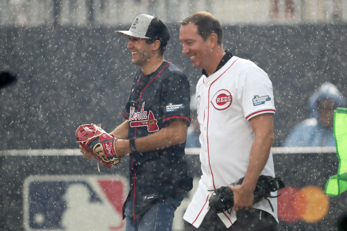 161.9km fastball good pitching swept by water bomb, delayed one day for the first time in ML history