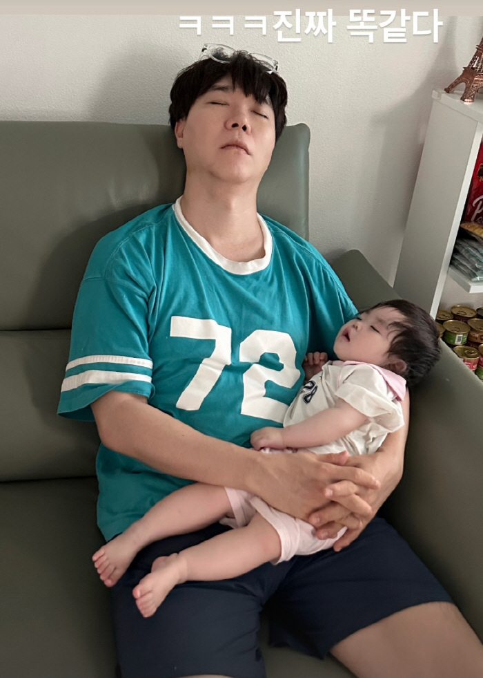 55-year-old Park Soo-hong, a late bloomer who is tired of raising children alone..Sleeping on the sofa while putting my daughter to sleep