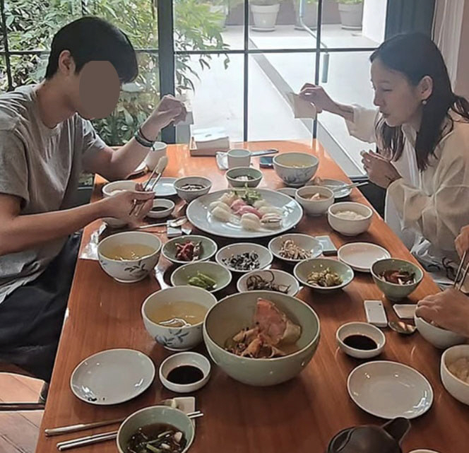 6 billion Lee Hyo-ri, weekend meal with her parents..a handsome nephew and a bright smile