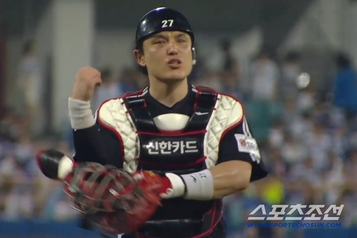 The catcher points to the elbow, the manager asks for a replacement, and the shock of the reception signal is short between 2 outs and 10 seconds in the ninth inning. LG finished the game well. 