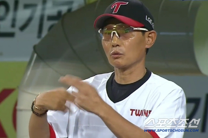 The catcher points to the elbow, the manager asks for a replacement, and the shock of the reception signal is short between 2 outs and 10 seconds in the ninth inning. LG finished the game well. 