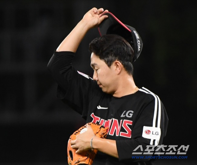 The catcher points to the elbow, the manager asks for a replacement, and the shock of the reception signal is short between 2 outs and 10 seconds in the ninth inning. LG finished the game well. 