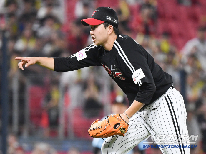 The catcher points to the elbow, the manager asks for a replacement, and the shock of the reception signal is short between 2 outs and 10 seconds in the ninth inning. LG finished the game well. 