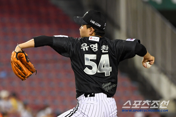 The catcher points to the elbow, the manager asks for a replacement, and the shock of the reception signal is short between 2 outs and 10 seconds in the ninth inning. LG finished the game well. 