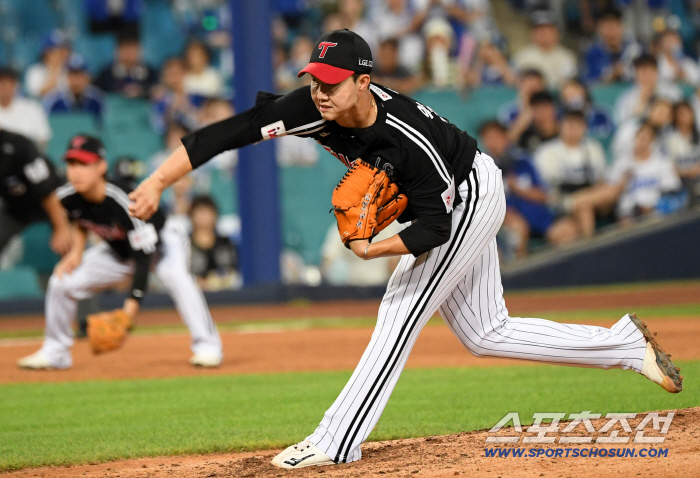 The catcher points to the elbow, the manager asks for a replacement, and the shock of the reception signal is short between 2 outs and 10 seconds in the ninth inning. LG finished the game well. 