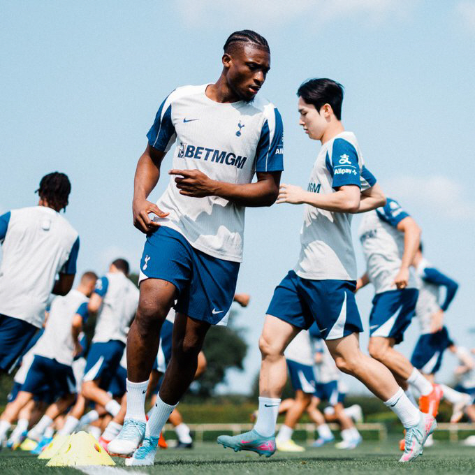 GOOD BYE Captain Sonny! Tottenham ace Baton Yang Min-hyuk will take over...I'm proud of you. Son Heungmin's warm advice
