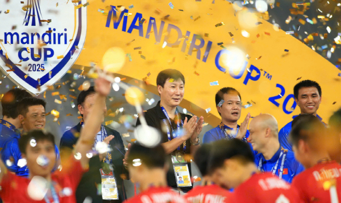 He said, 'Why did you let Shin Tae-yong out the fans of Indonesia's Nightmare Magic that collapsed? an outburst of anger