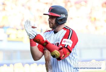 I got a hit in a real game in a month. Hanwha reinforced the biggest number of hits? LG's RBI king will return. I'm already looking forward to next weekend's Hanwha match. 