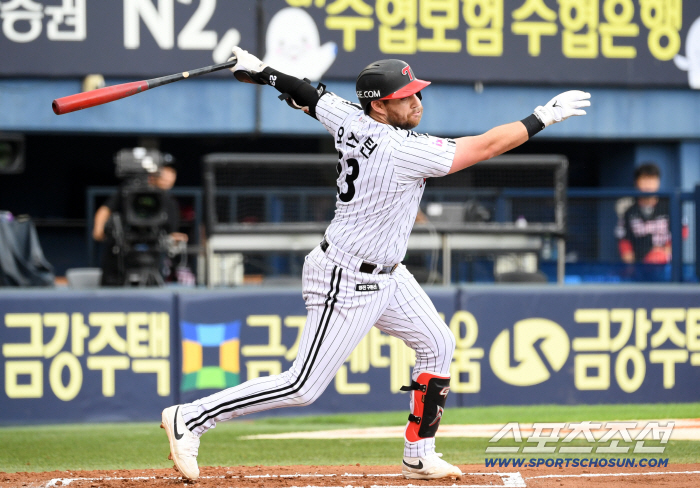 I got a hit in a real game in a month. Hanwha reinforced the biggest number of hits? LG's RBI king will return. I'm already looking forward to next weekend's Hanwha match.