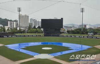 If you don't see Kim Do-young and Moon Dong-ju again, Gwangju is covered with rain and tarpaulin...Big games are all sold out. It's ridiculous