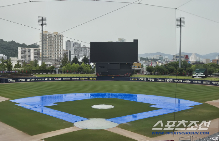 If you don't see Kim Do-young and Moon Dong-ju again, Gwangju is covered with rain and tarpaulin...Big games are all sold out. It's ridiculous