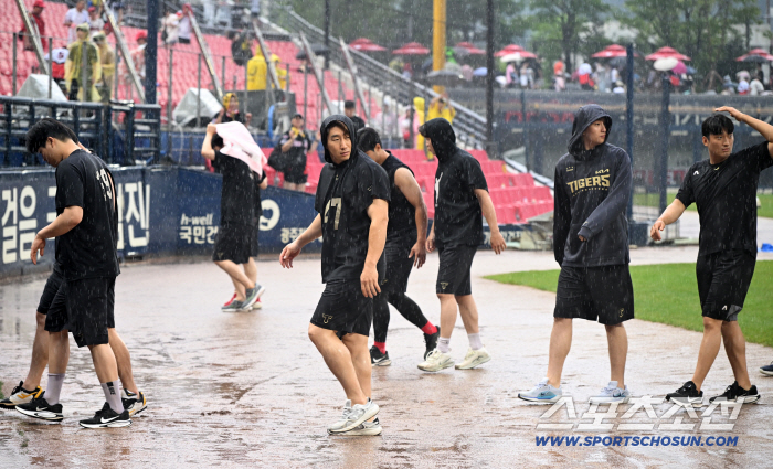If you don't see Kim Do-young and Moon Dong-ju again, Gwangju is covered with rain and tarpaulin...Big games are all sold out. It's ridiculous
