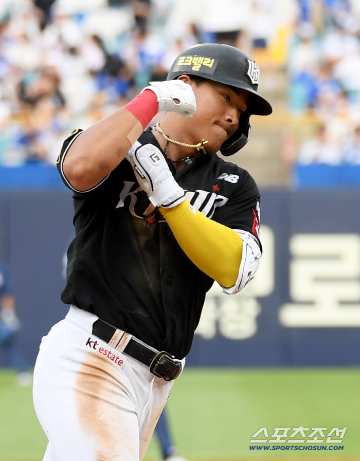 If you were a Hanwha and KIA player, you should be recognized for the power of a monster rookie who filled the regular at-bats
