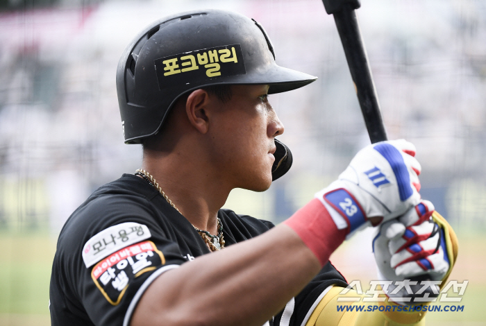 If you were a Hanwha and KIA player, you should be recognized for the power of a monster rookie who filled the regular at-bats