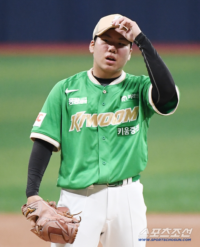 Is it the grounding? The giant of advance scored a stormy nine points through the third inning...Son Ho-young  Reyes 6 hits and 4 RBIs → Park Se-woong's 7 innings of hard work. Winning for 4 consecutive innings after catching Kiwoom 