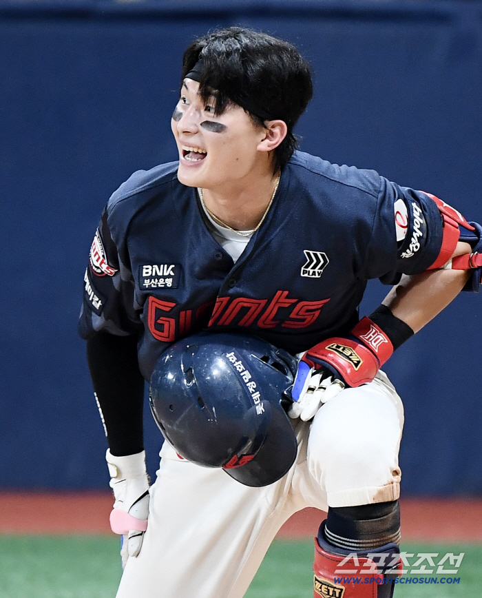 Is it the grounding? The giant of advance scored a stormy nine points through the third inning...Son Ho-young  Reyes 6 hits and 4 RBIs → Park Se-woong's 7 innings of hard work. Winning for 4 consecutive innings after catching Kiwoom 