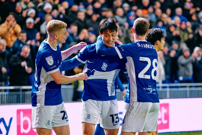 It also worked as an EPL opponent. Baek Seung-ho scored the highest in a friendly match against Nottingham! It was a media-quality play. Praise