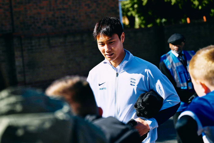 It also worked as an EPL opponent. Baek Seung-ho scored the highest in a friendly match against Nottingham! It was a media-quality play. Praise