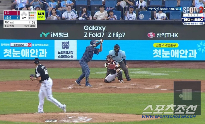 It's 3B2S, but it's a walk? The amount of salt that came out of the dugout with a tablet. Kim Young-woong went back to the batter's box