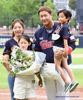 Lee Dae-ho ♥ I haven't fought with my wife for 16 years..I look at family photos instead of TV. 