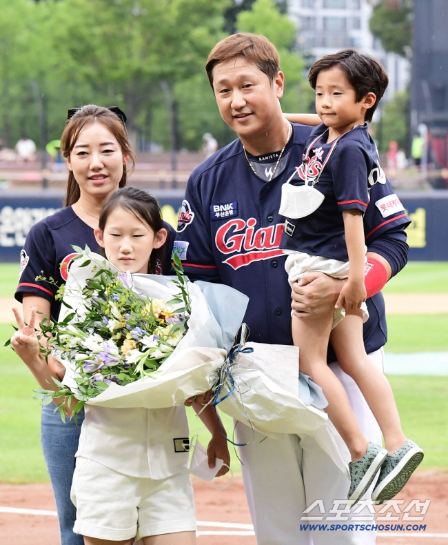Lee Dae-ho ♥ I haven't fought with my wife for 16 years..I look at family photos instead of TV. 