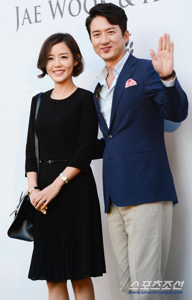 Lee Ha-jung and ♥ Jung Joon-ho have been married for 15 years..I've never traveled alone