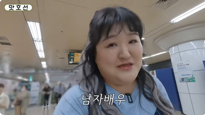 Lee Kuk-ju, who left, puts tteokbokki in a tumbler that tastes like death in the heat wave in Japan