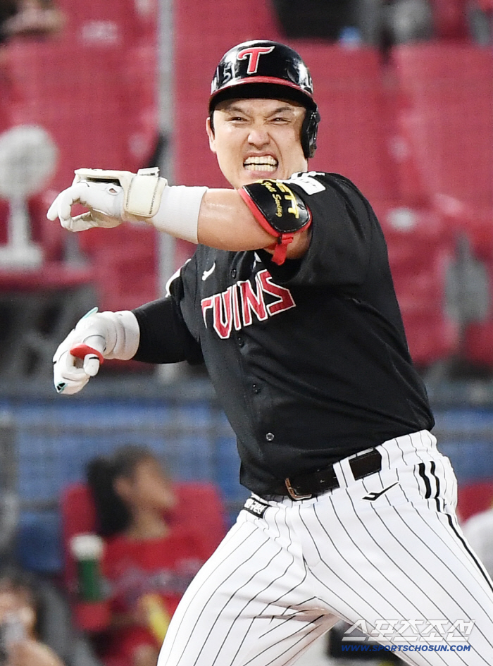 LG's turnaround No. 1 is 12 wins and 2 losses in the second half. 5.5G → 0.5G difference. A shot of veterans when it's crucial. LG also countered the replacement of El Dongwon due to Hanwha's Son Ah-seop's winning move 