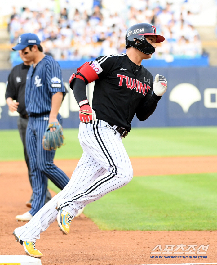 LG's turnaround No. 1 is 12 wins and 2 losses in the second half. 5.5G → 0.5G difference. A shot of veterans when it's crucial. LG also countered the replacement of El Dongwon due to Hanwha's Son Ah-seop's winning move 