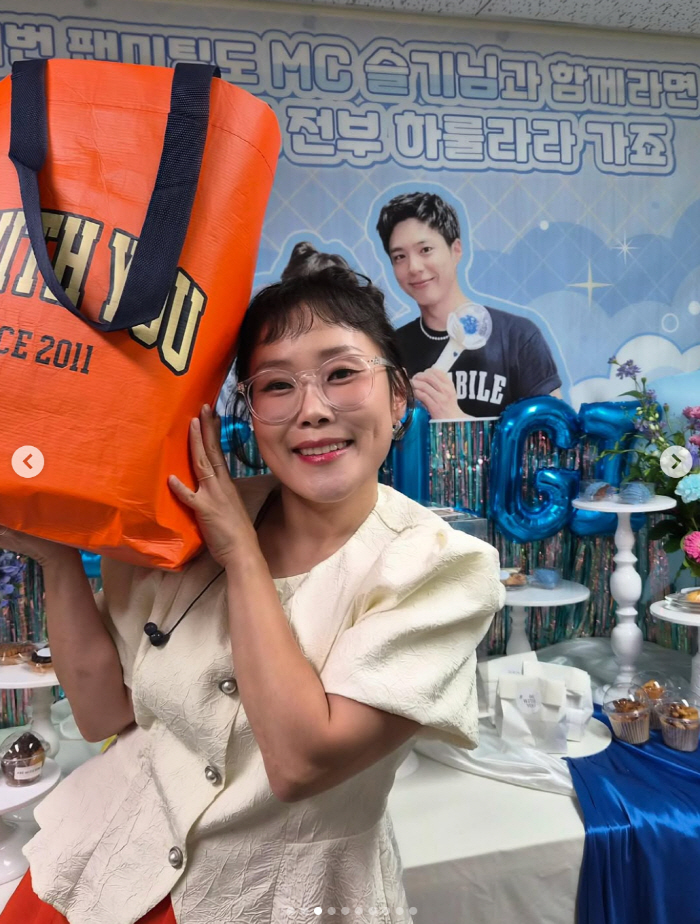 Park Seul-ki and Park Bo-gum gave back tribute..I went as the MC for the fan meeting. Make me the main character