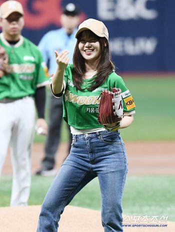  Choi Yoojung's cute dance before the first pitch