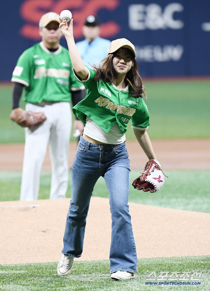  Choi Yoojung's cute first pitch