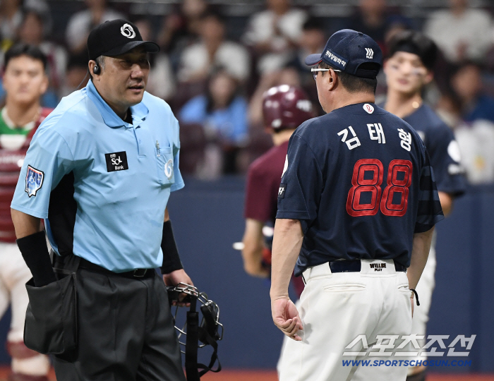  Director Kim Tae-hyung ran towards Yoon Dong-hee after getting hit with consecutive balls