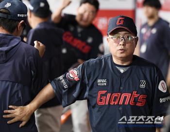  Director Kim Tae-hyung shares the joy of victory with coaches