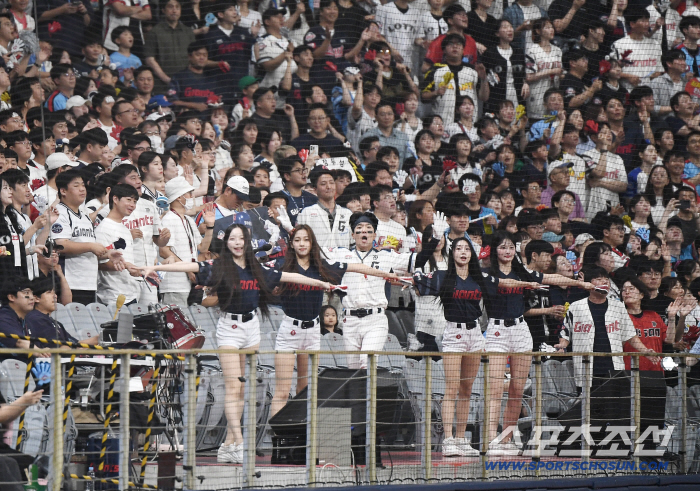 The enthusiasm of Lotte fans filled Gocheok Dome