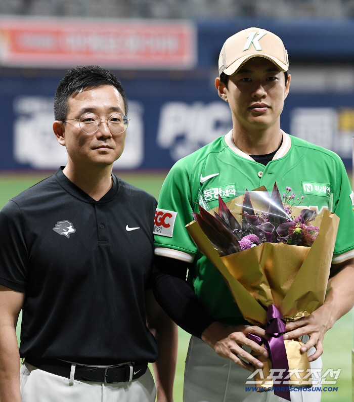  General Manager Heo Seung-pil celebrates Song Sung-moon's record for most consecutive stolen bases in the KBO
