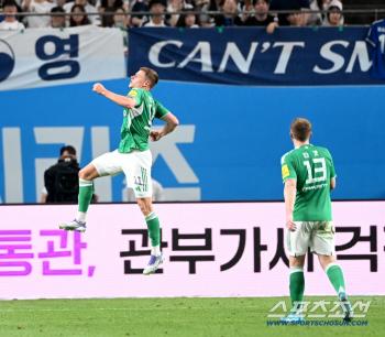  Harvey Barnes scores an equalizer in the first half