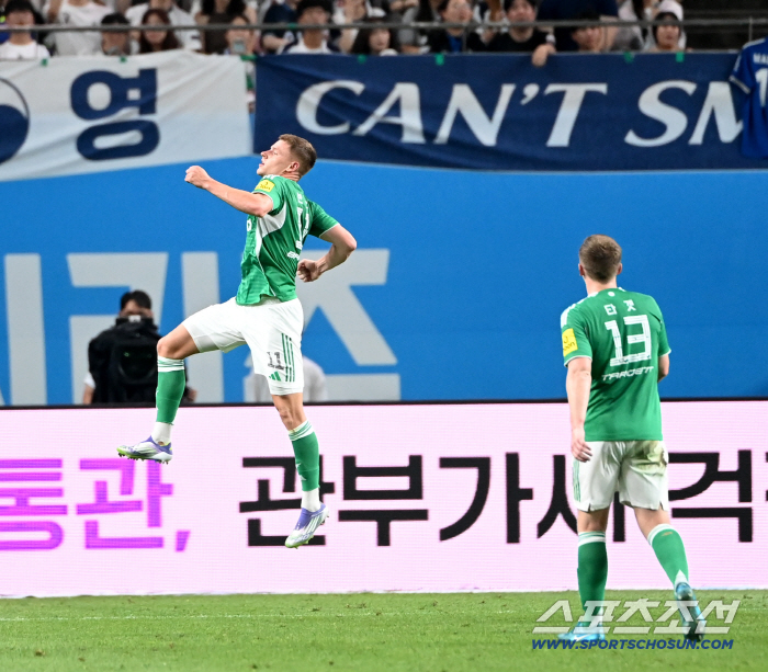  Harvey Barnes scores an equalizer in the first half