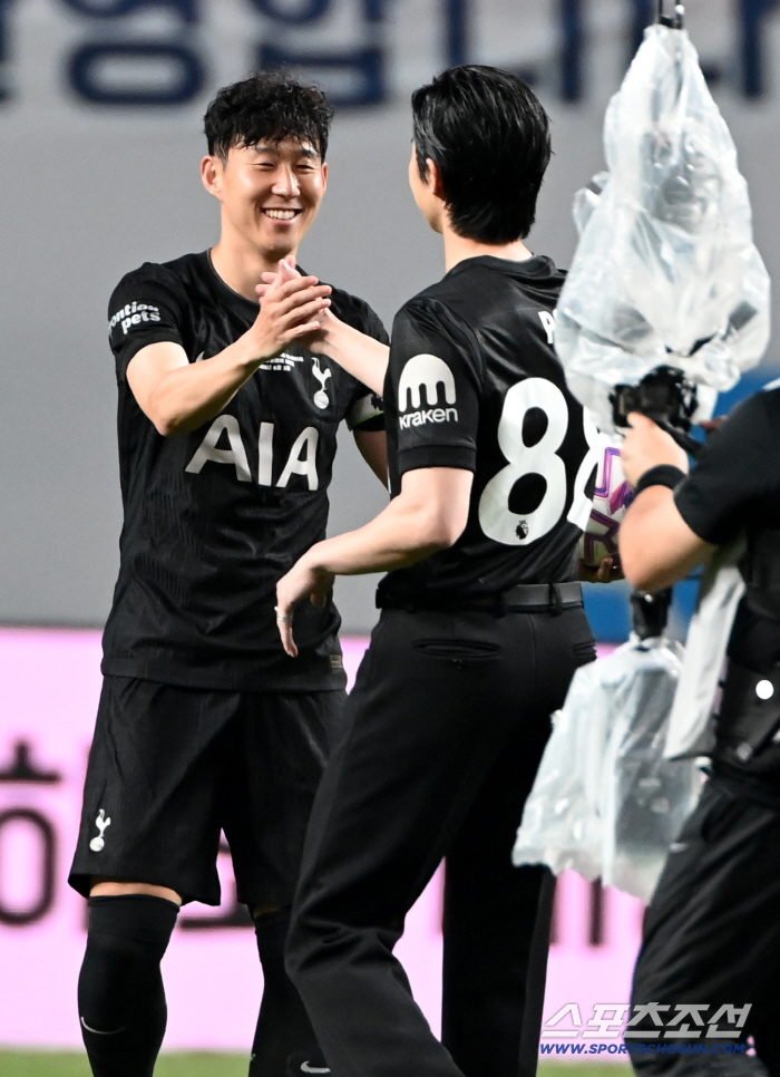  High five with Son Heung-min and Park Seo-joon