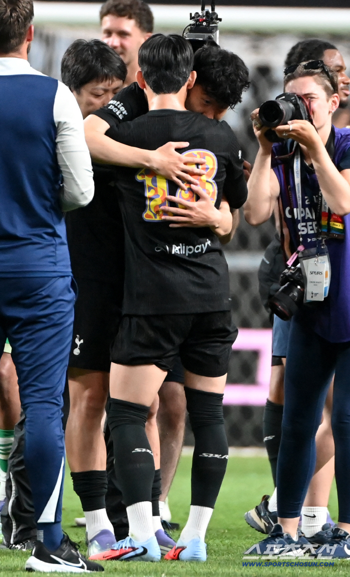  A hug between Son Heung-min and Yang Min-hyuk