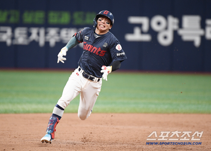  Jang Doo-sung hitting a triple