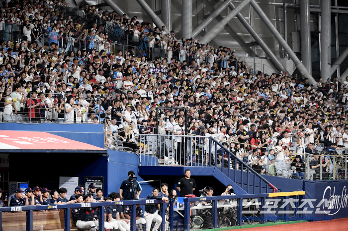  Lotte fans filled with Gocheok Dome